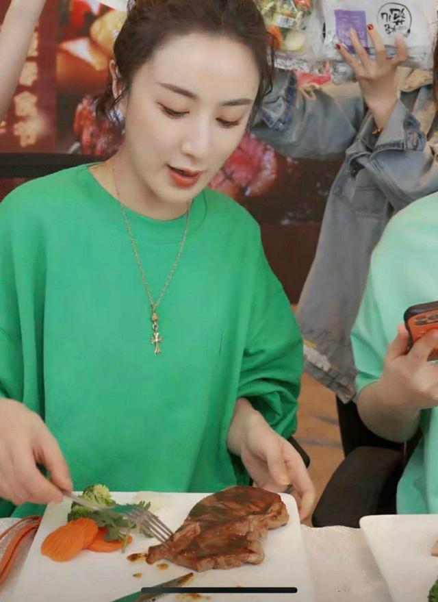 吴昕现身薇娅直播间,一边跳舞一边吃,3分种爆卖6400枚蛋黄酥