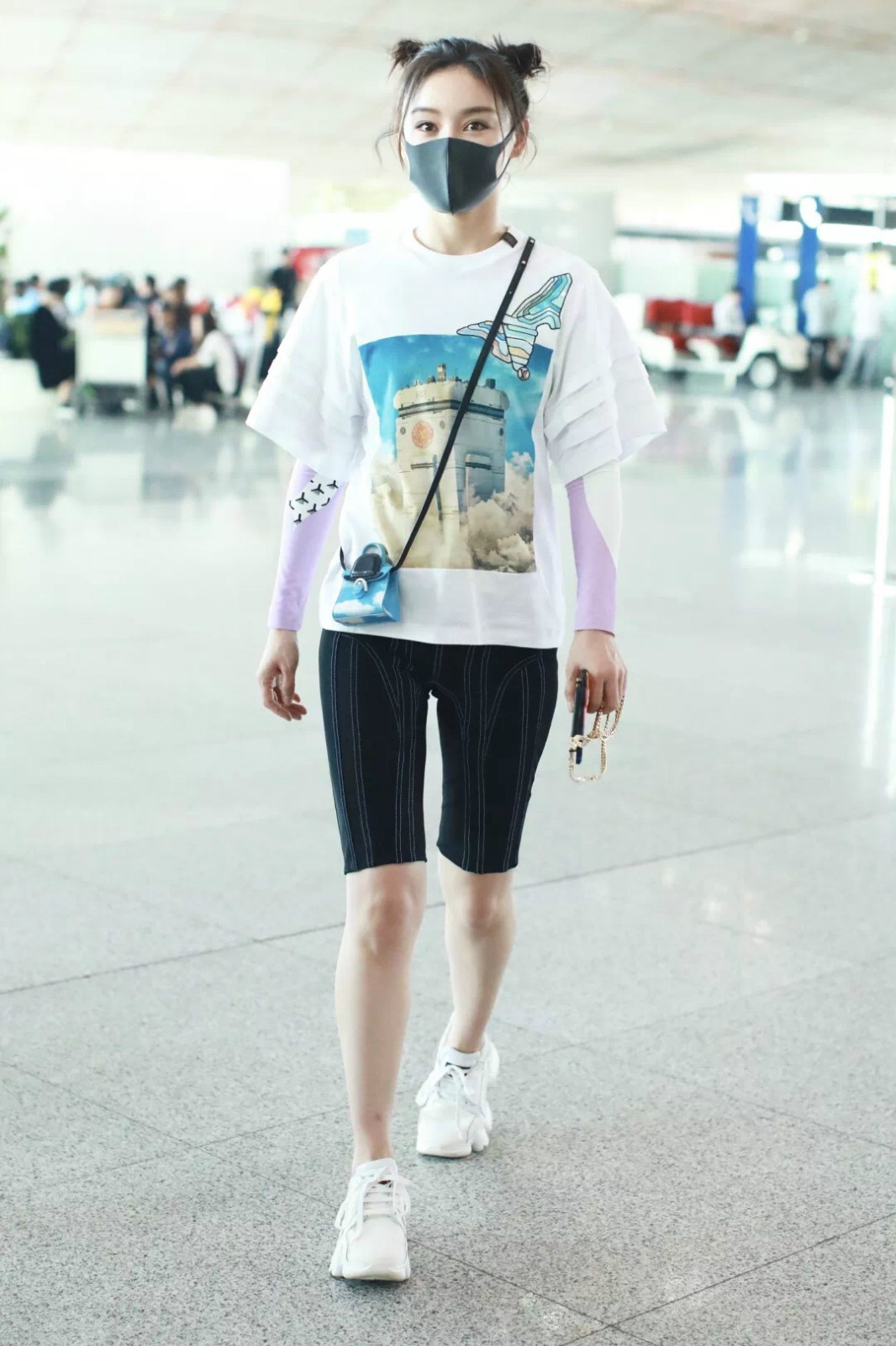 杨丞琳冻龄回到18岁,李荣浩演唱会杨丞琳露背长裙