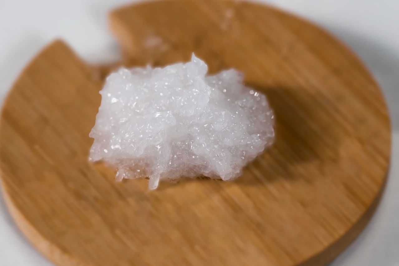 头发易出油头皮多怎么回事,头皮上有螨虫头发掉怎么办