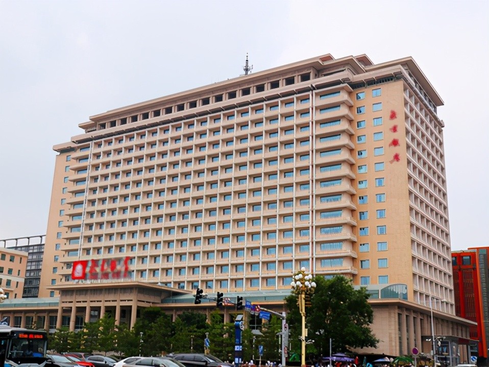 北京饭店建到14层时，中央警卫来找：威胁到中南海，赶快停工