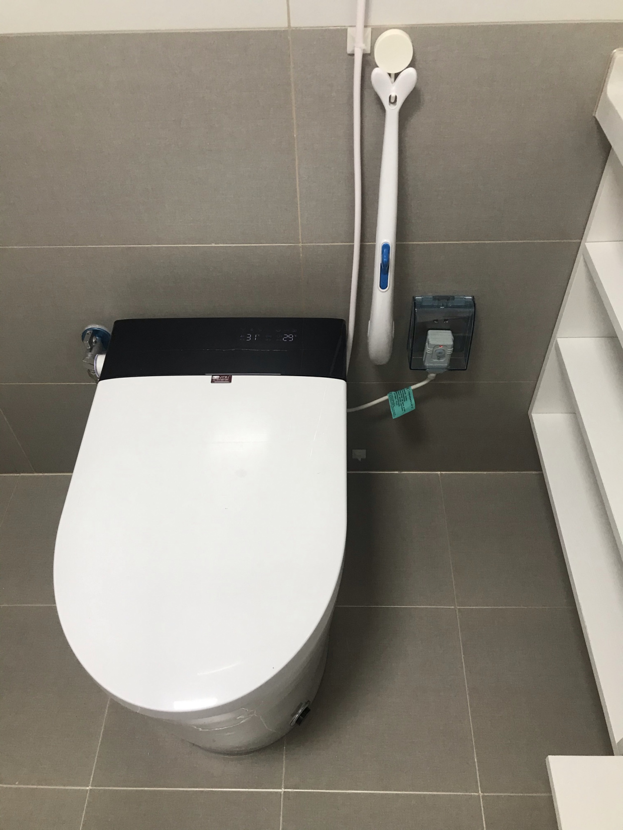 同样是小卫生间，看看人家的马桶边布置，干净利落、清清爽爽