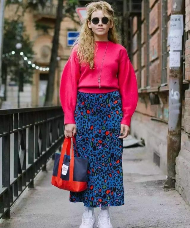 穿腻了黑白穿搭,穿腻了黑白灰