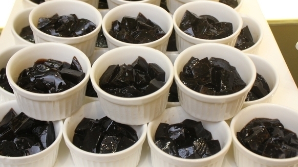 龟苓膏和烧仙草都能清热解毒,清热祛湿龟苓膏