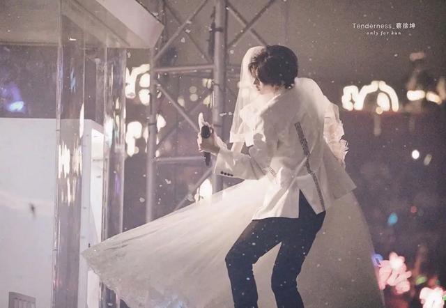 蔡徐坤红格子衬衫照片舞台,蔡徐坤复古西装造型