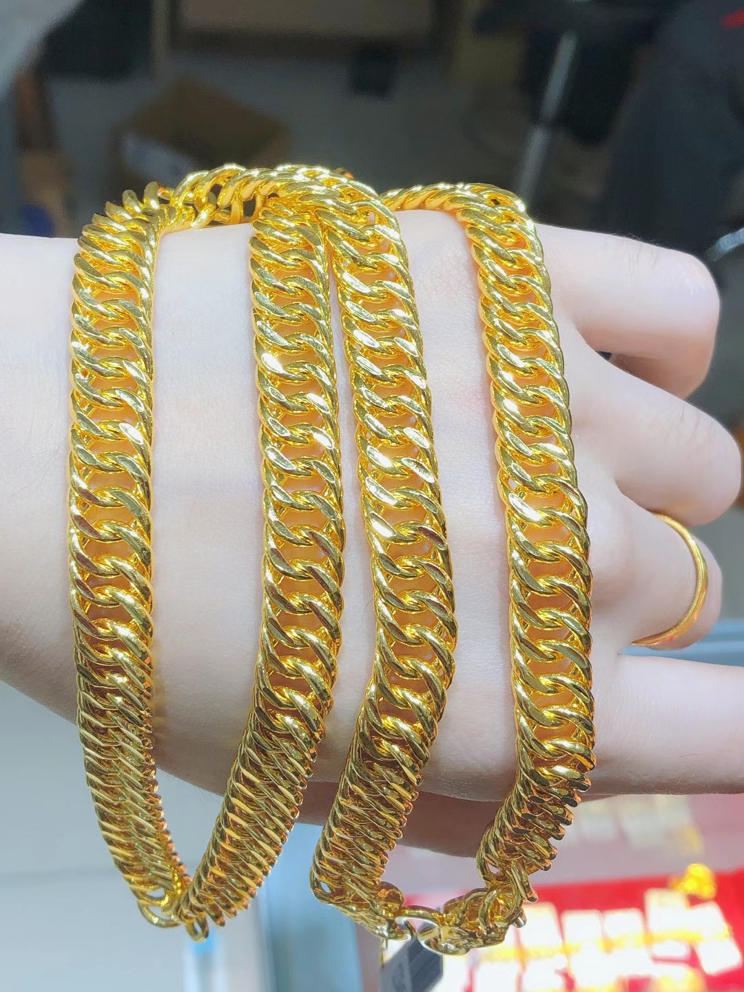 黄金降价足金跟着降价吗,黄金降价金店受影响吗