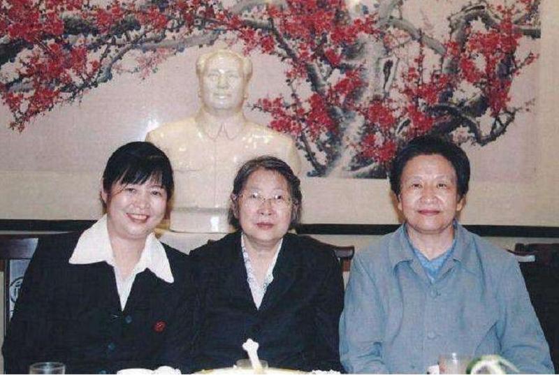 李讷上学时,毛主席给她生活费26元,同学向她借钱,她如何处理?