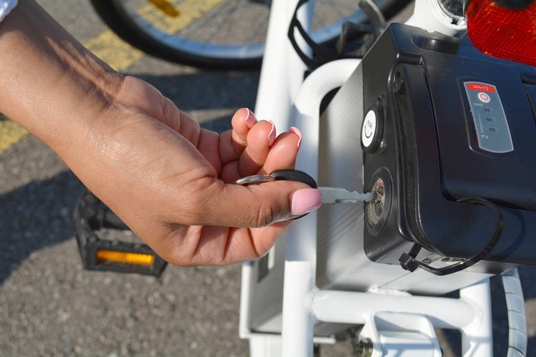 48v电动车充不满电跟充电器有关吗,48v给60v电动车充电后果