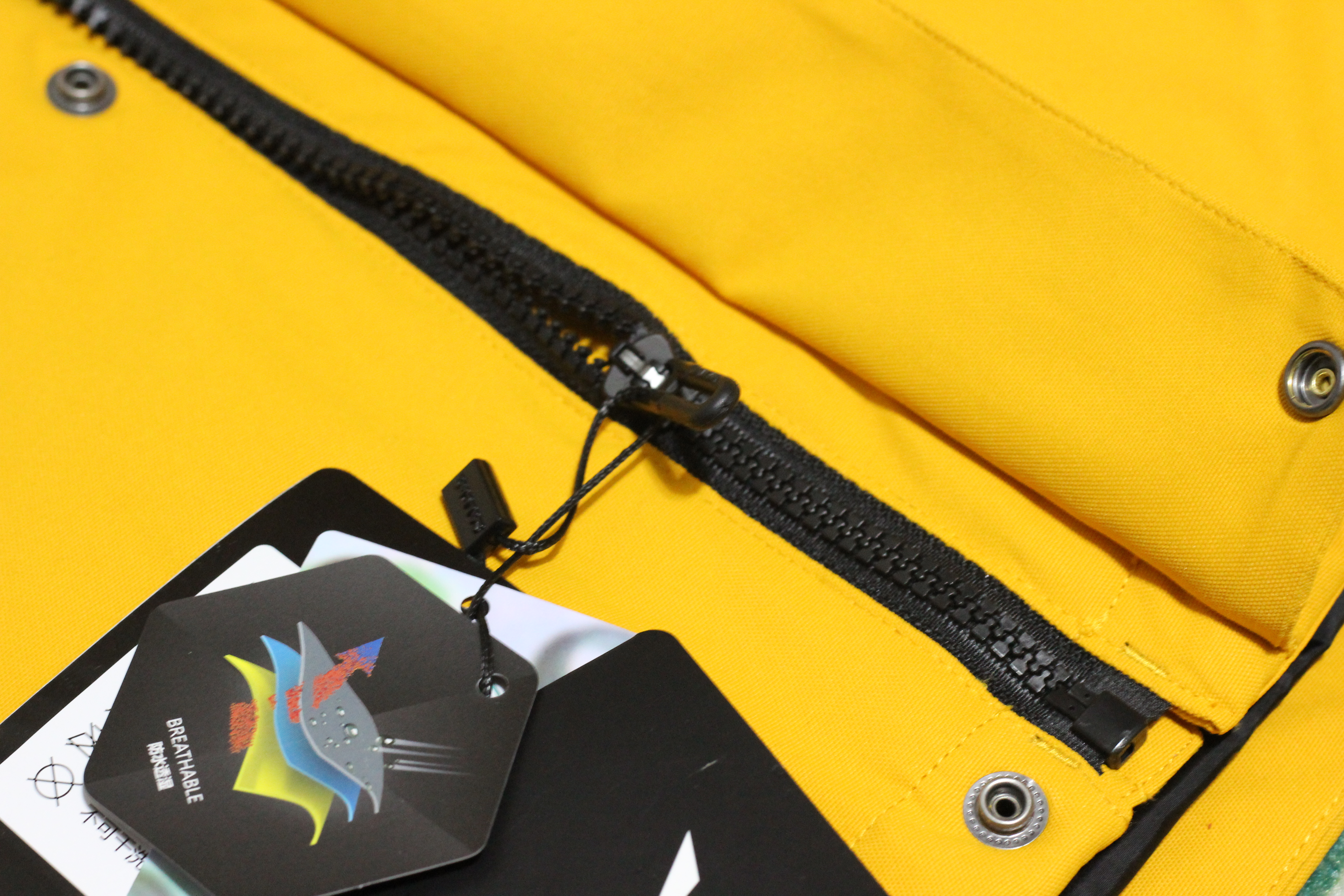 沙乐华明星同款冲锋衣,沙乐华和哥伦比亚冲锋衣哪个好