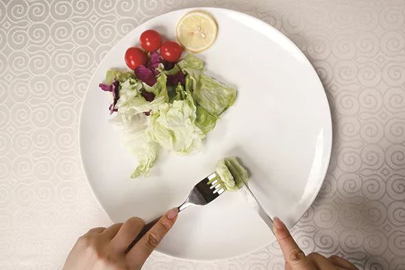 吃饭最基本的礼仪和动作,吃饭需要注意的礼仪