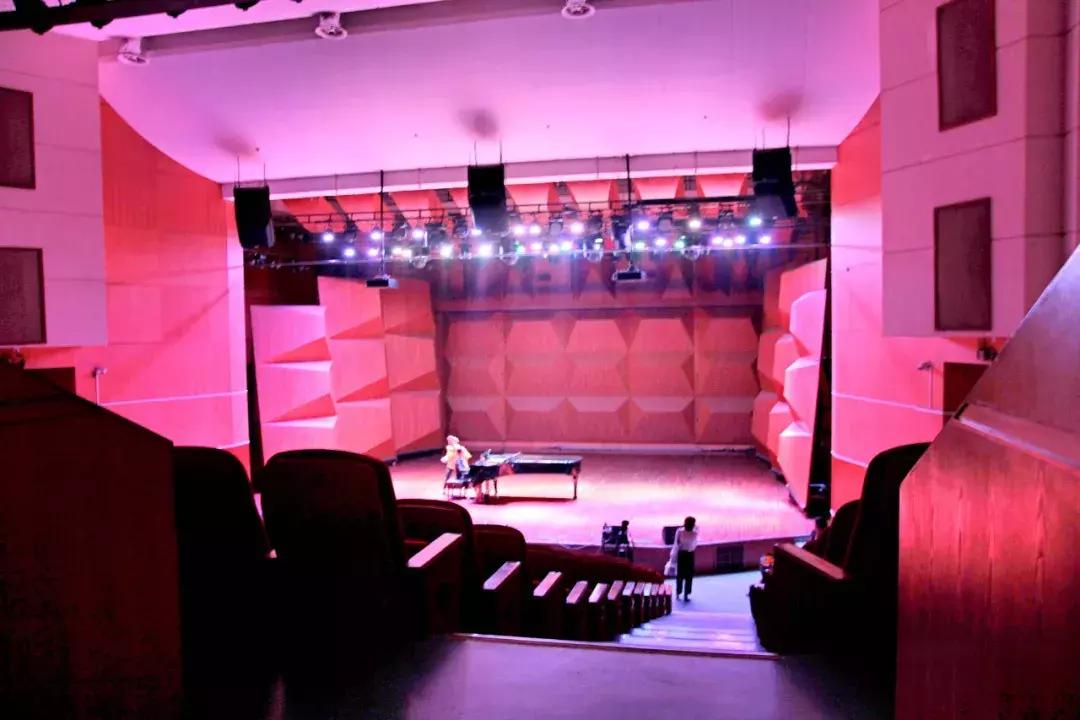 武昌这所低调的大学坐拥一线江景,教学楼窗外就是黄鹤楼