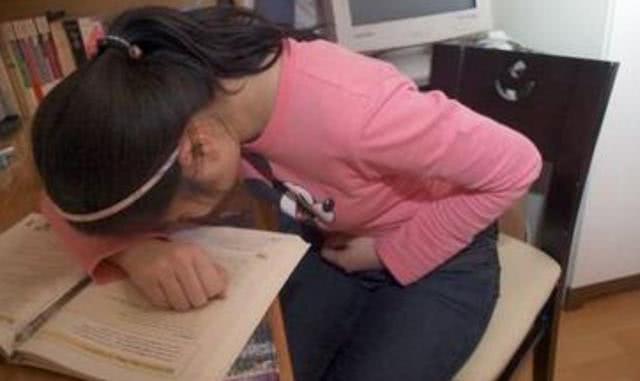 13岁女生脖子被种“草莓”，妈妈再三追问，女儿的回答让妈妈痛哭