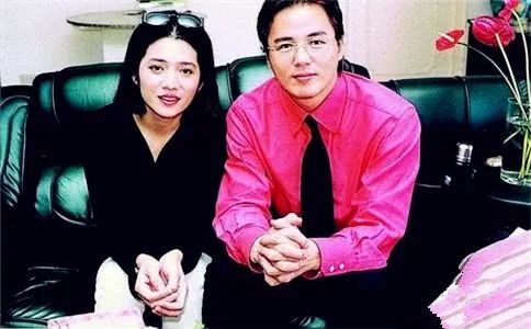 从琼瑶小生到百亿大亨，前妻自杀未遂，现妻生下2个试管婴儿