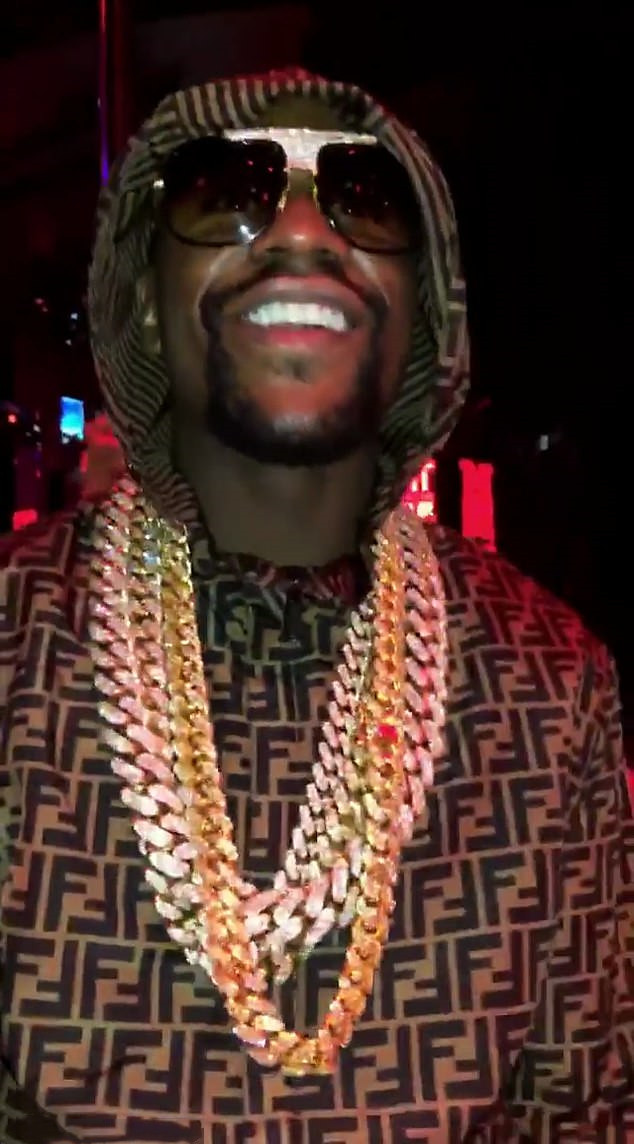 梅威瑟炫耀黄金项链,梅威瑟珠宝炫耀视频