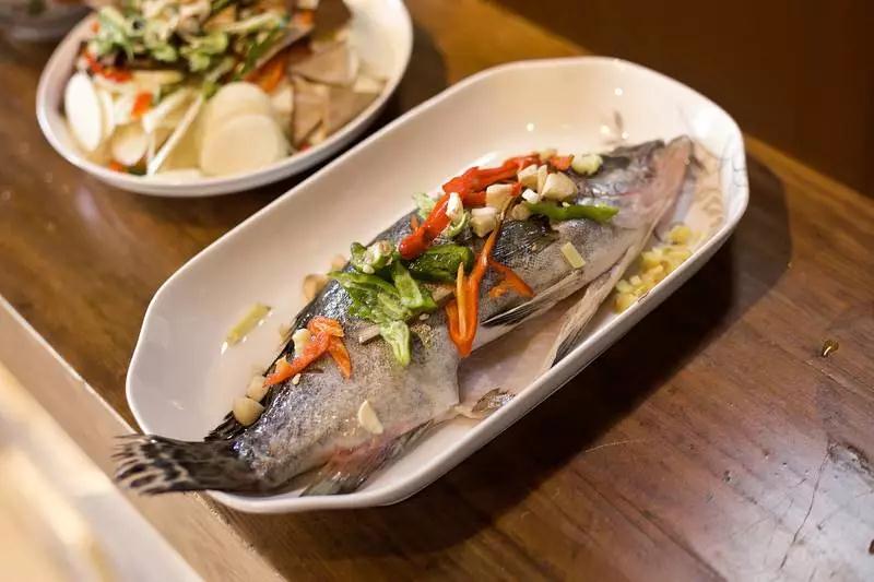 山崖上的徽派民宿,民宿古香古色的徽派民宿