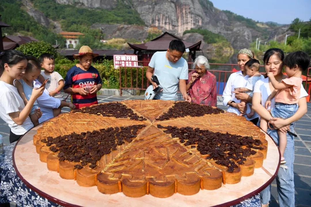 “月饼+辣条”牵动全民味口平江石牛寨文旅融合创意无限