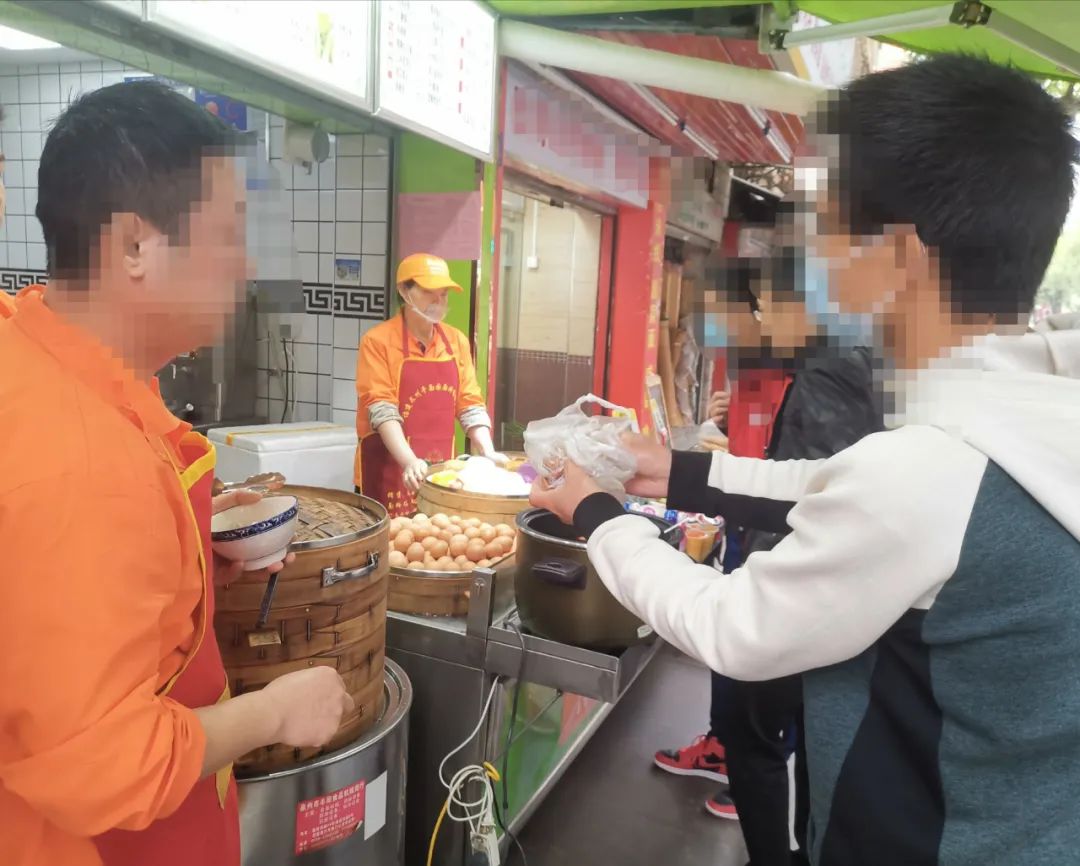 “太恶心了!”泉州一市民投诉“蒸味美”包子店:红糖馒头里吃出烟头!