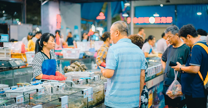三亚本地人最爱去的海鲜广场,每天都是人山人海,好吃还不贵