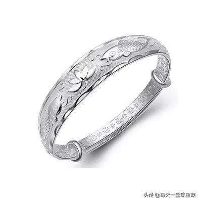 戴银镯手脖发黑了,戴银镯发黑是什么原因