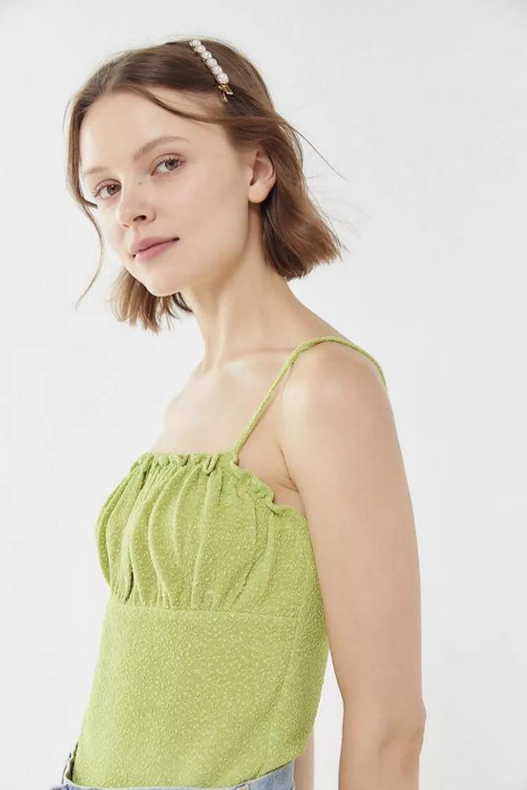 牛油果绿穿出夏季里自己的风格,牛油果色跟什么颜色一起穿才好看