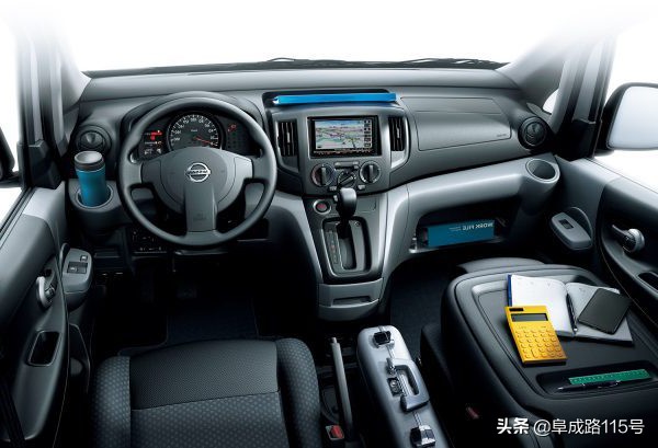 连纽约的出租车都选它！舒适、耐用，更能装的日产NV200终于到手了，让我们看看它到底有多实用