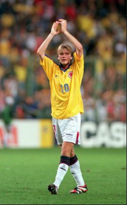 贝克汉姆建立球队4年的历程,贝克汉姆1998英格兰球衣