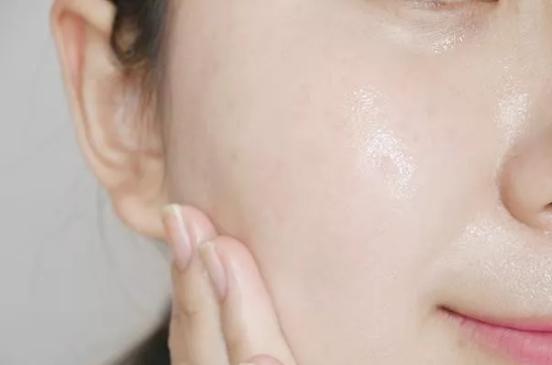 今天试试倩碧*管双**淡斑精华,看看能不能搞定陈年痘印和斑点!