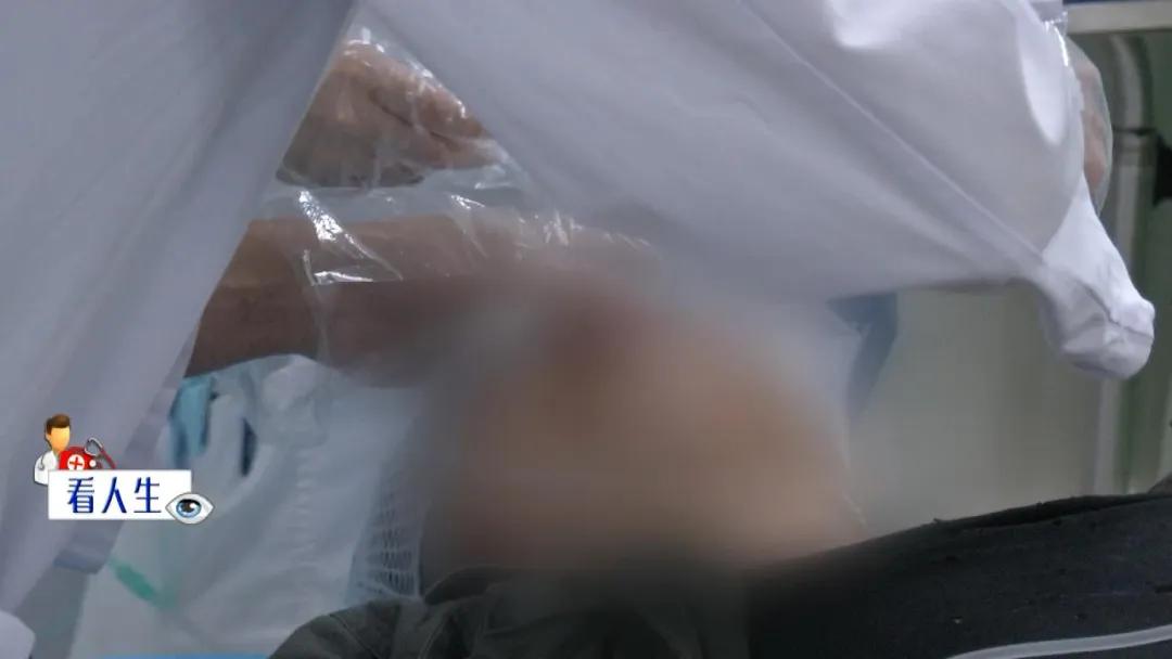 地动山摇中,她不幸从高处摔下头部受伤昏迷,危急时刻,她能转危为安吗?