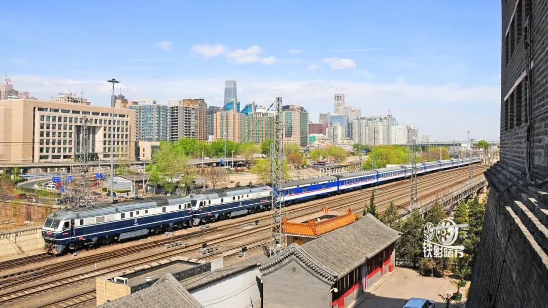 铁影车,东风11型内燃机车照片