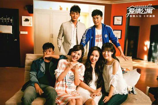 两个陌生人合租一栋楼,一对男女在陌生城市合租