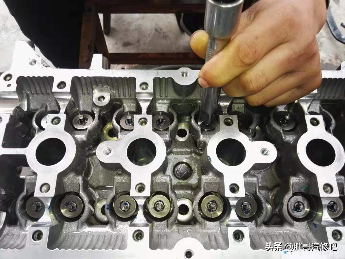 五菱宏光1.2机油少咋回事啊,五菱宏光1.2发动机机油孔在哪里