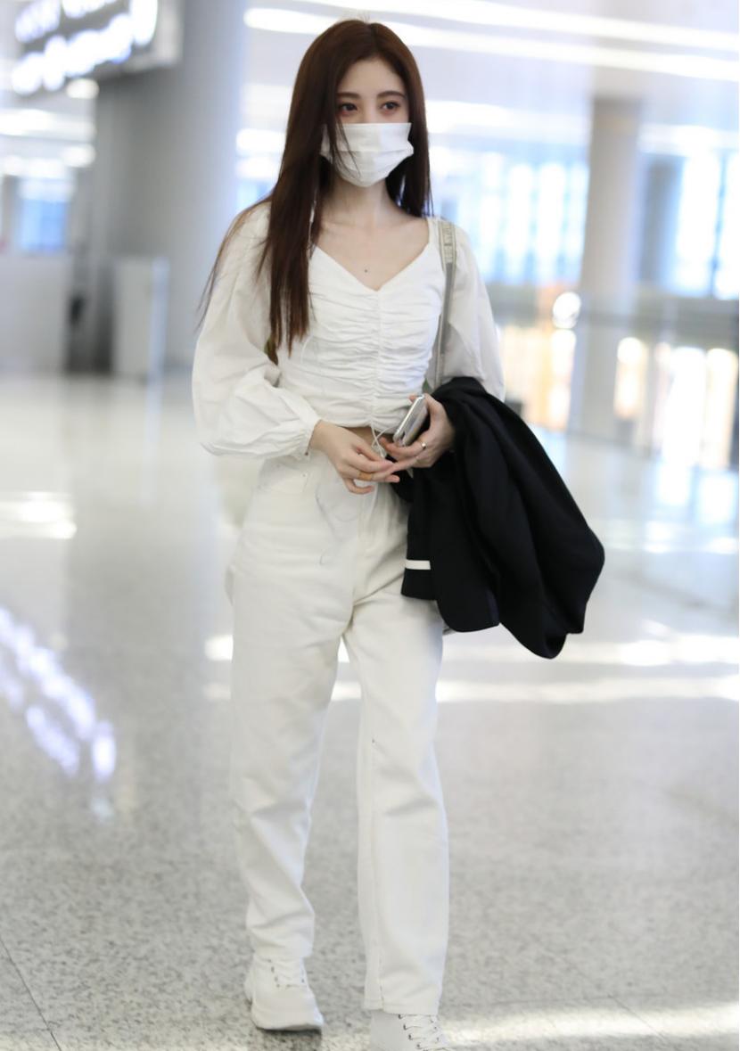 鞠婧祎锁骨有痣,鞠婧祎锁骨下有痣