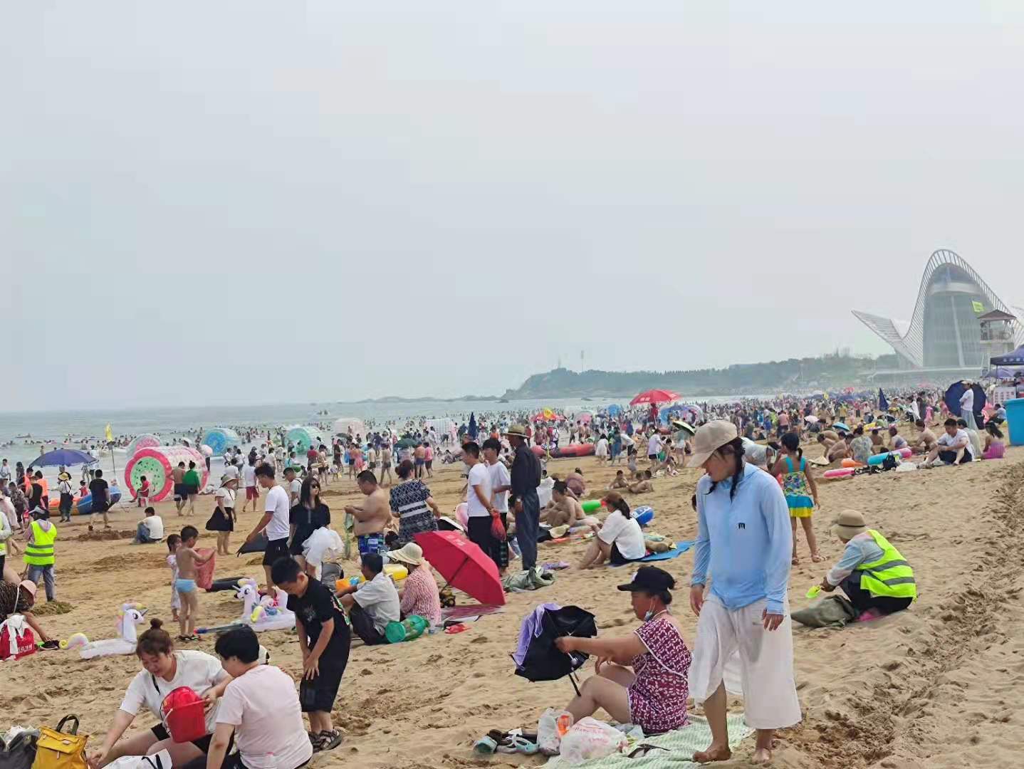 青岛金沙滩——亚洲第一滩，夏天人气火爆，美女扎堆，超级震撼