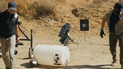 遭遇百般霸凌后，机器人竟将枪口对准人类