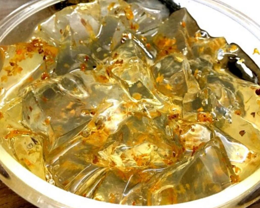 桂林穿着比凉粉还清凉的凉粉西施彻底火了,每天晚上整条街挤满人