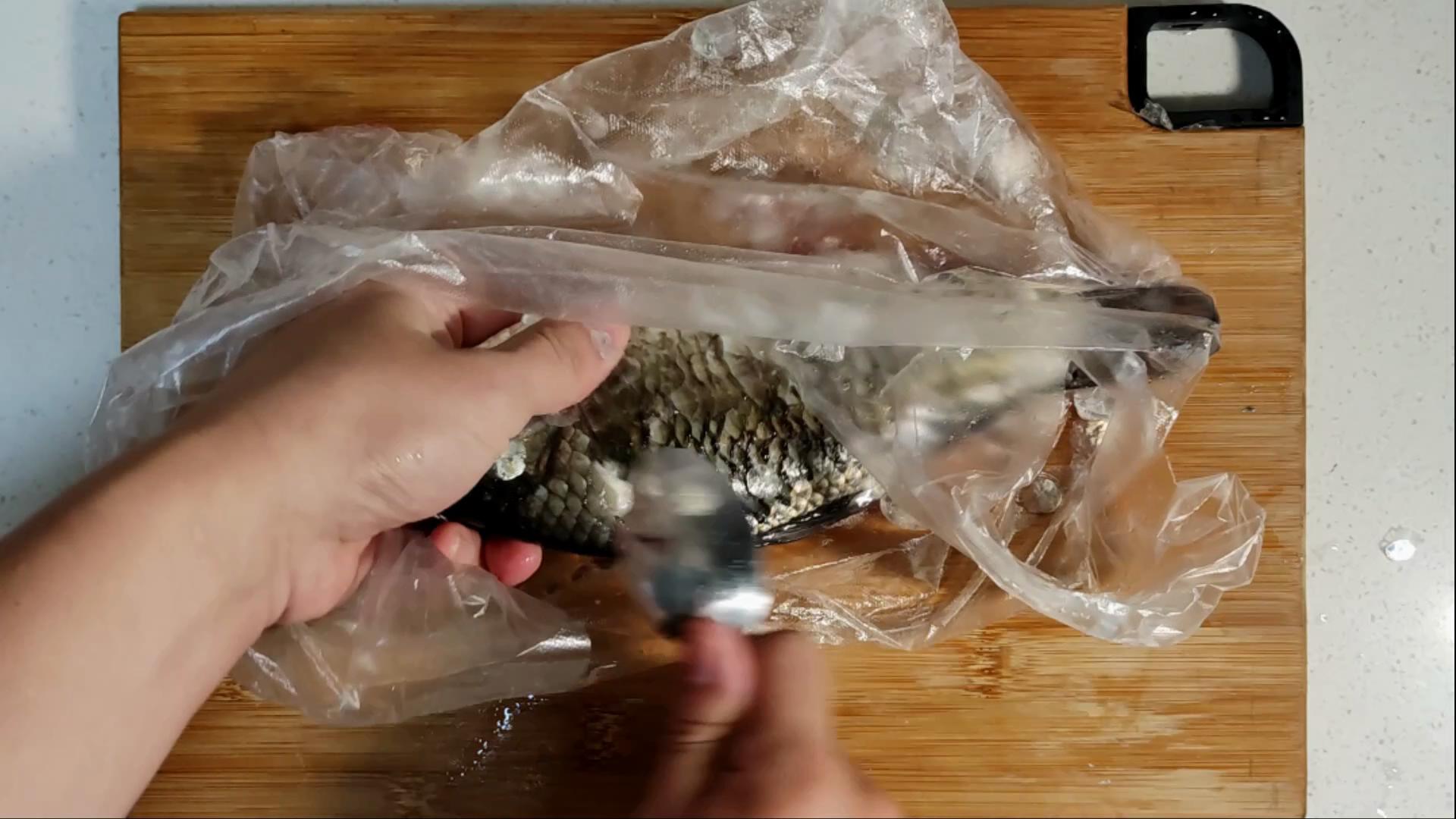 23年一级大厨分享鱼去鳞妙招，1个塑料袋，鱼鳞不飞溅不粘案板