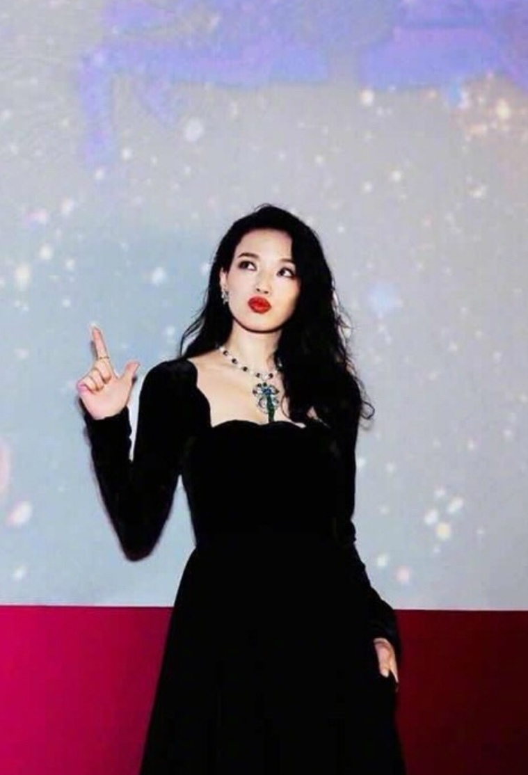 舒淇高级感穿搭,舒淇最新美照丝绒西装配红