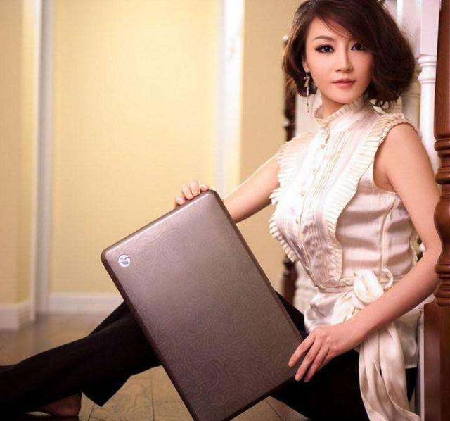 妻子买包丈夫忍无可忍,妻子拿丈夫发工资的钱买包