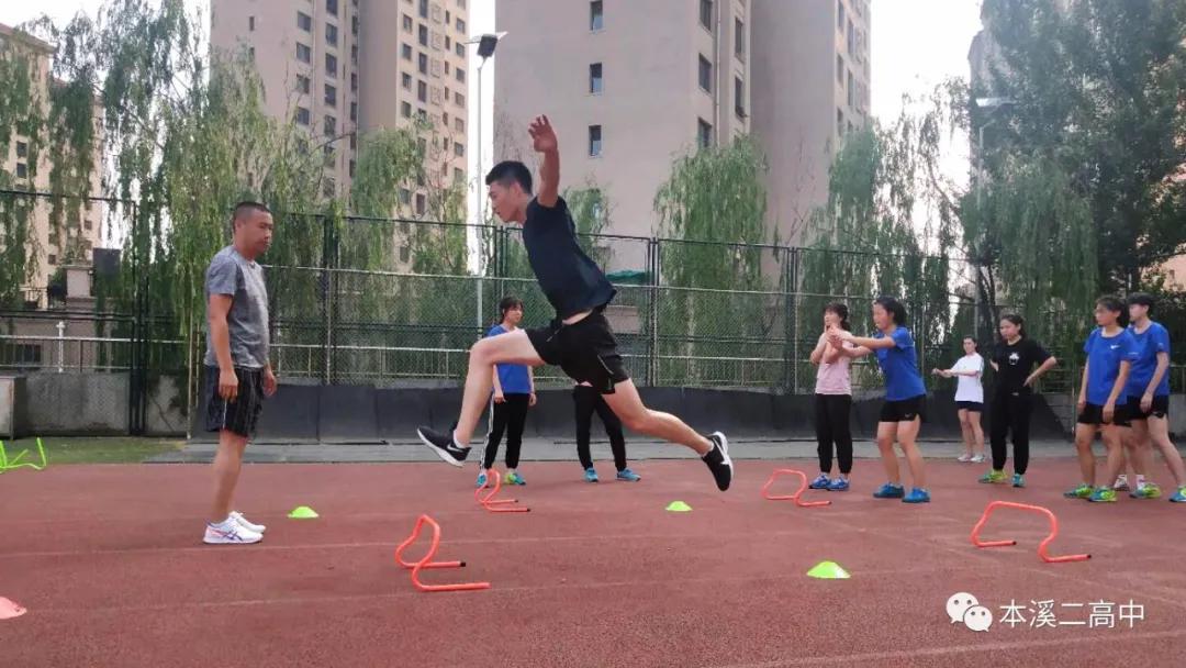 民进本溪二高中支部荣获“2018-2019年度省先进基层组织”，孟宪峰老师荣获“年度省优秀会员”