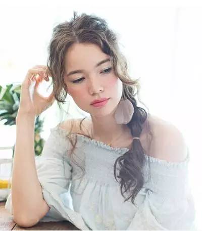 今年流行的侧编发,减龄全编发型