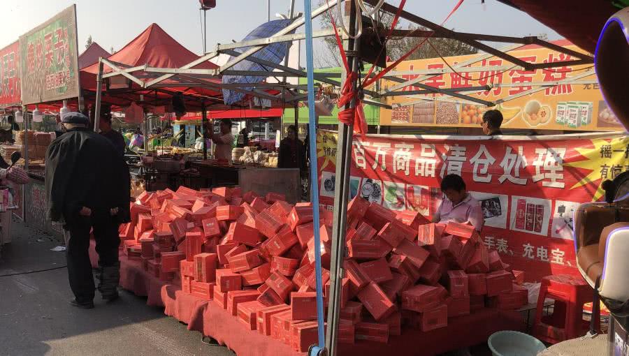 无主快递猫腻揭秘，网上当福袋10元包邮，网下称淘宝件遭村民围抢