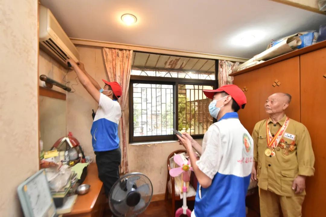 红色基因传承志愿服务队,志愿者慰问老党员传承红色基因