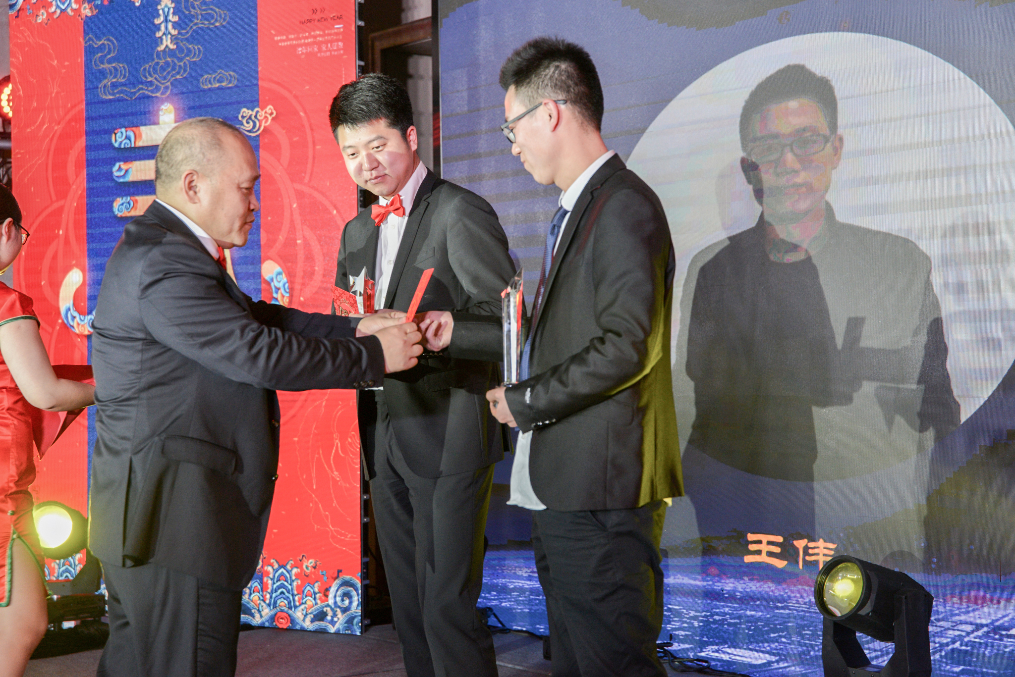 超越蝶变拜年视频,超越蝶变升华主持稿