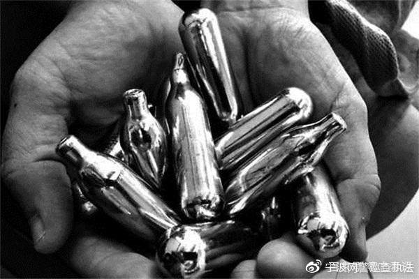 吸笑气吸到爬着取外卖、瘫痪*禁失**，吸食笑气，真的会让你笑？