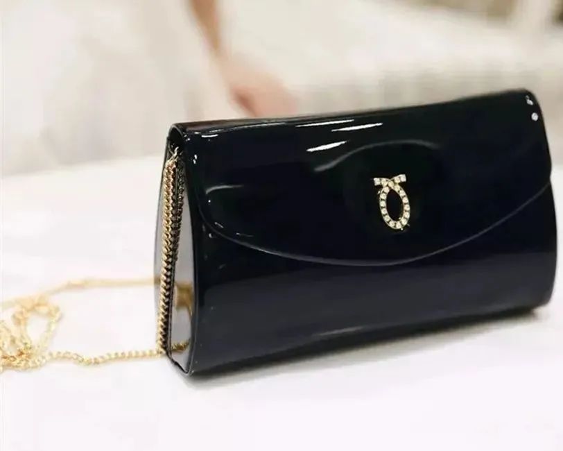 英国女王拿过的包包,英国伊丽莎白女王二世包包