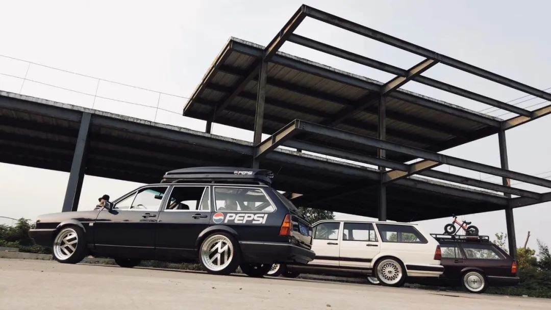 同时拥有好几辆摩托车,同时有多辆越野车