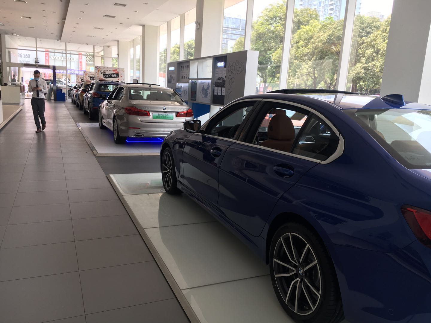 探店宝马三系最新款320li价格,宝马3系全国哪里4s店最便宜