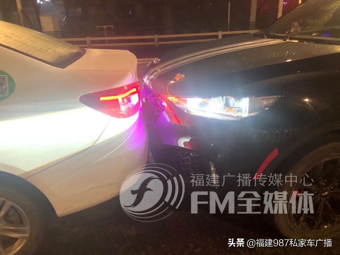 一女子骑共享单车被大卡车撞,开共享汽车被撞了