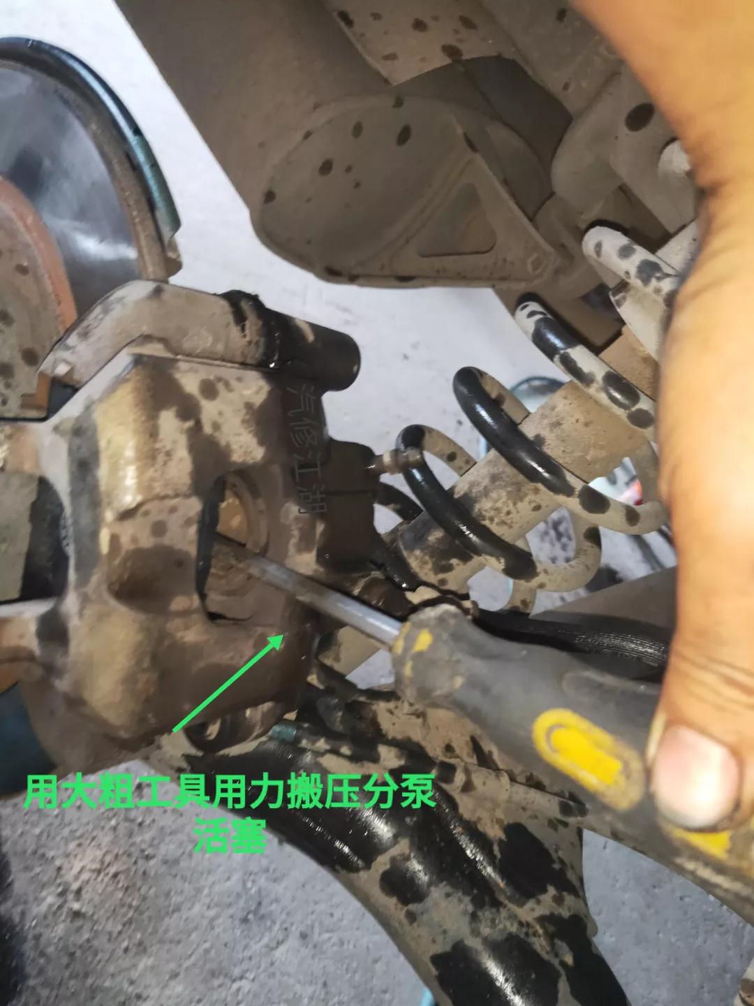 比亚迪f3更换后轮毂刹车片方法,2013丰田花冠后刹车片怎么拆