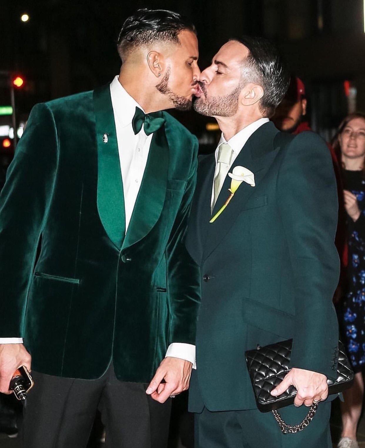 他爱穿裙子，和小18岁男友结婚，还是年轻女孩最爱的设计师之一