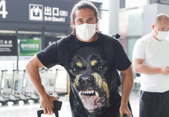 洛国富名牌T恤撞衫郭德纲和王源！单价超四千元，更符合气质